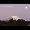 UFO Over the Moon in Ecuador -Ovni en Ecuador Grabado Tv 25/04/2103 НЛО